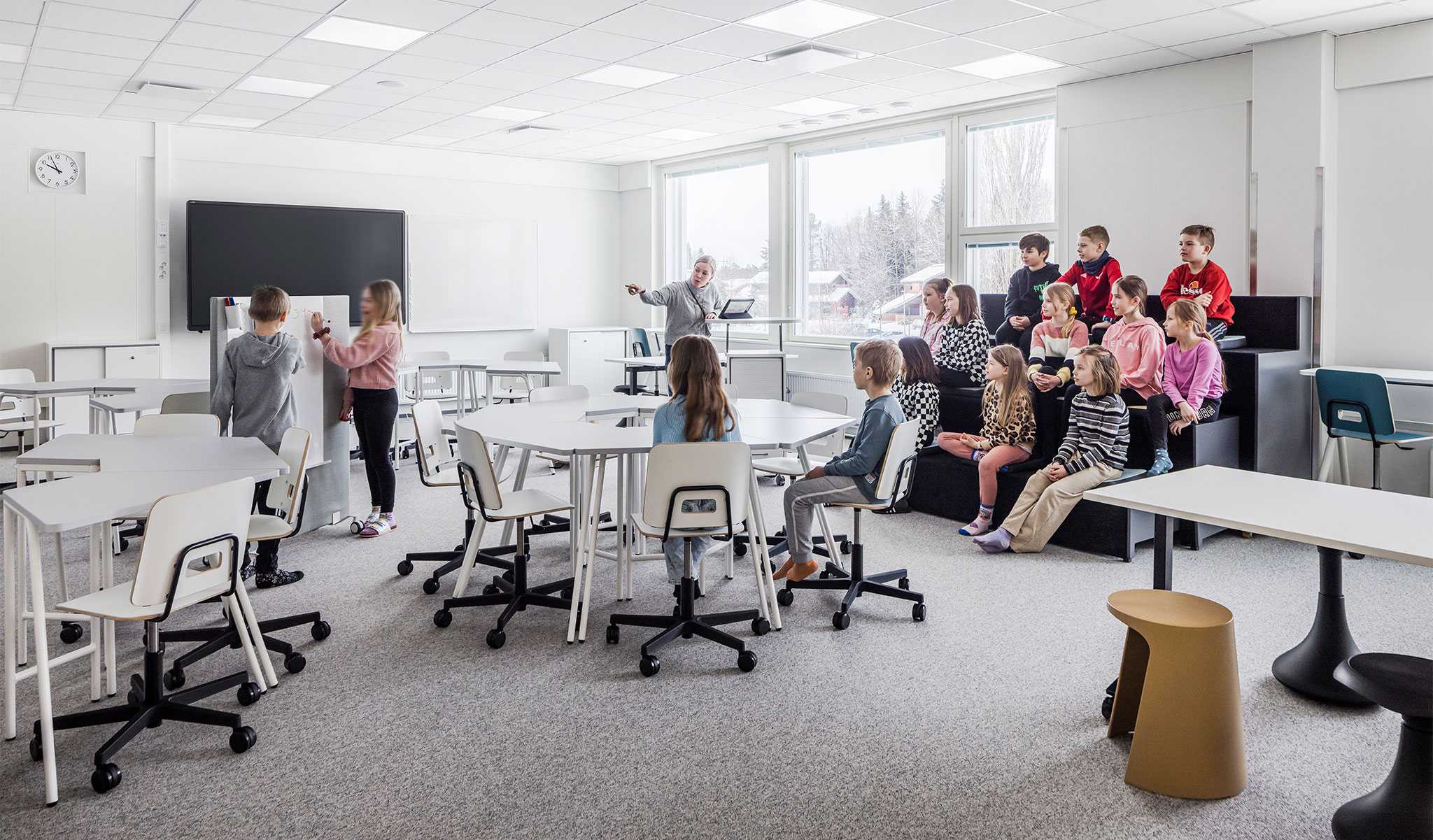 Studenter som studerar i klassrummet