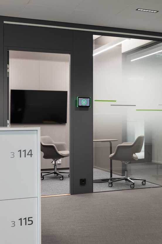 Capa-kaappi ja Kilta-korkeussäädettävä yleistuoli rullilla