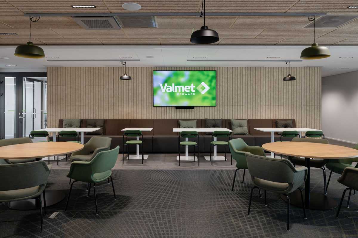 Kilta-tuolit ja Spot-pöydät kahvilatilassa