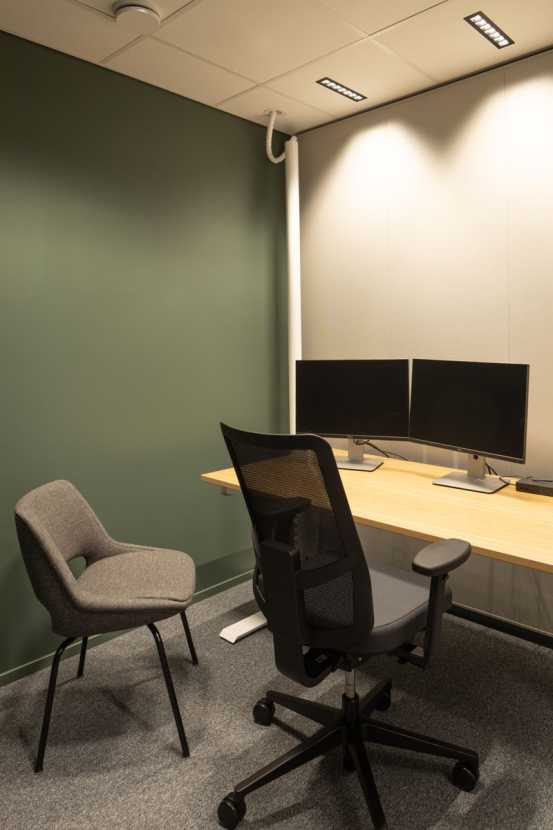 Mini Kilta -tuoli, James-työtuoli ja Pinta EQC -pöytä työskentelytilassa