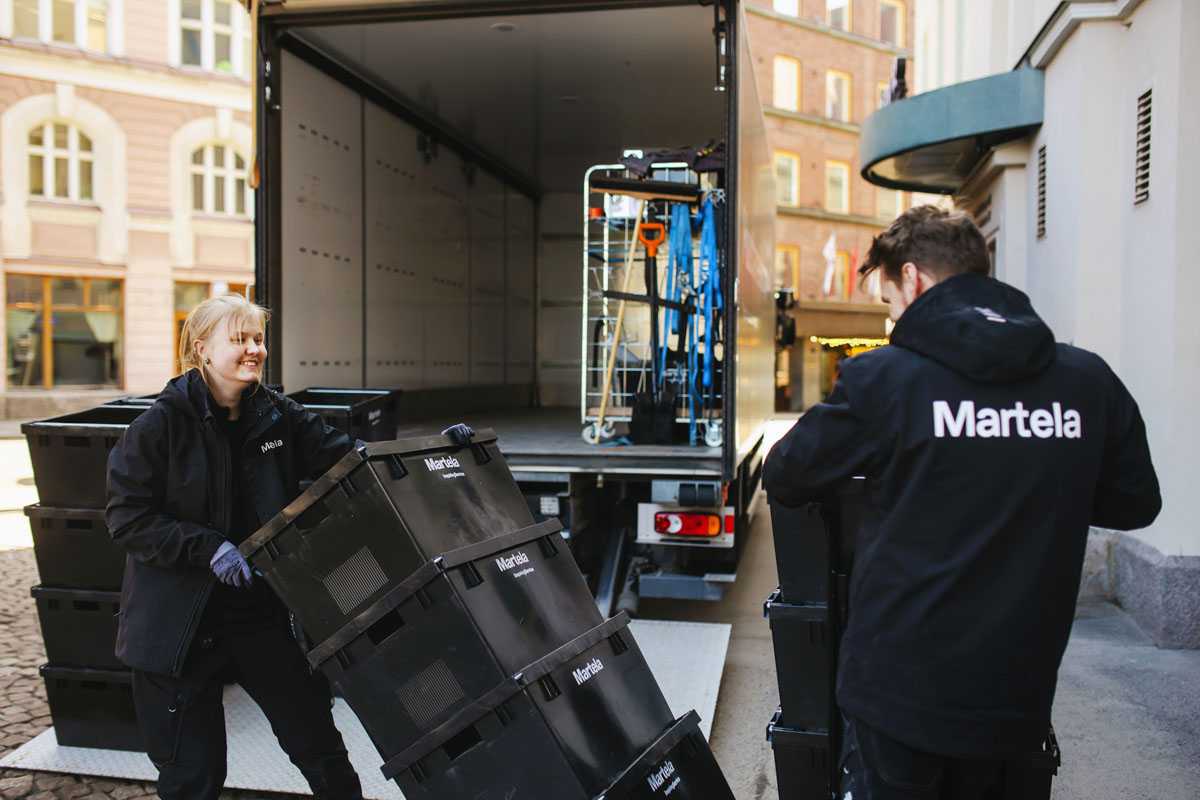 The moving staff unpacking moving boxes.