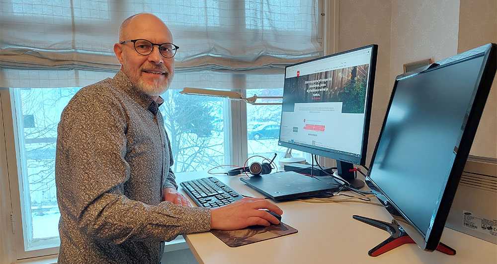 Digia-anställd på sitt hemmakontor