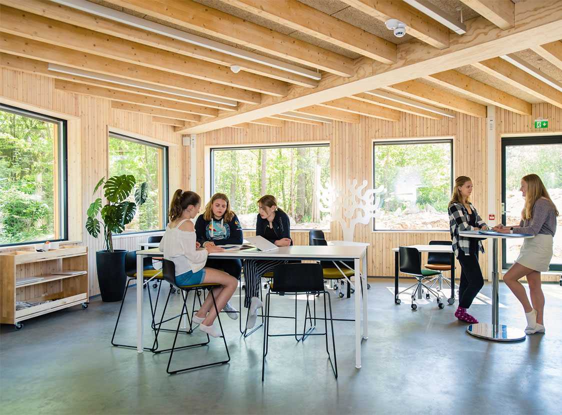 Students sitting on Martela's Sola chairs at Drøbak Montessori School in Norway 