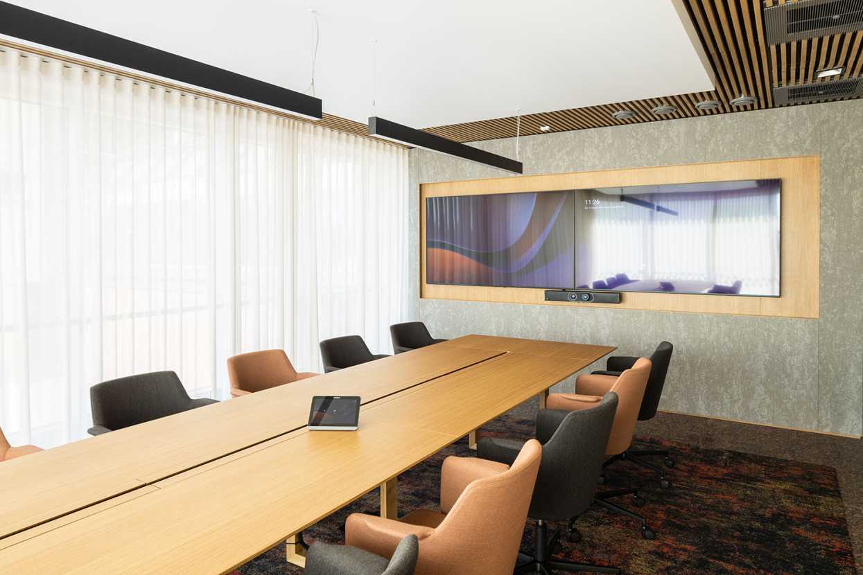 Ett långt konferensbord och stolar i konferensrummet