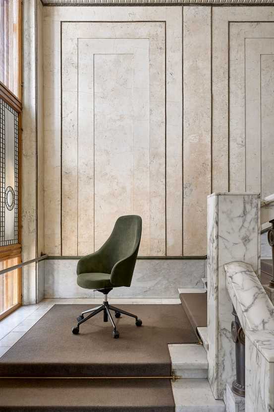 Sola Meet & Work -tuoli Spacentin marmorisessa porrasaulassa