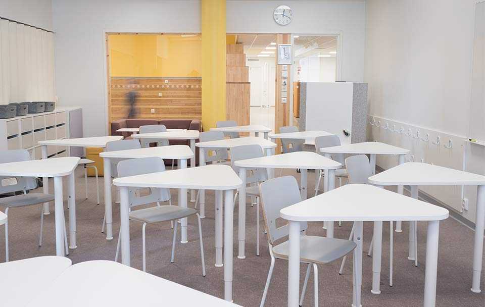 Martela's Pinta Triangle tables and Grip NxT chairs in Hiltulanlahti School