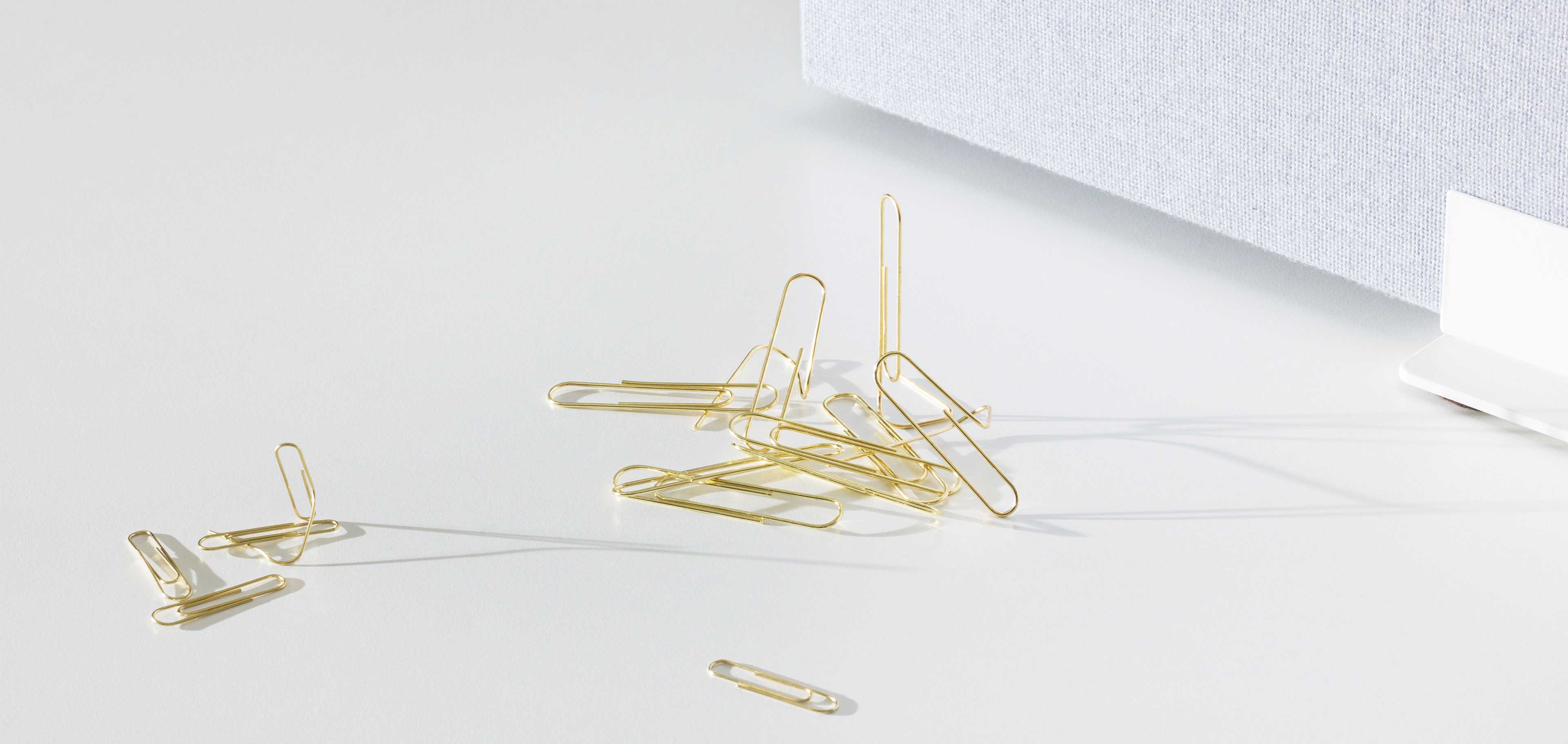 Paperclips and a table screen on a table
