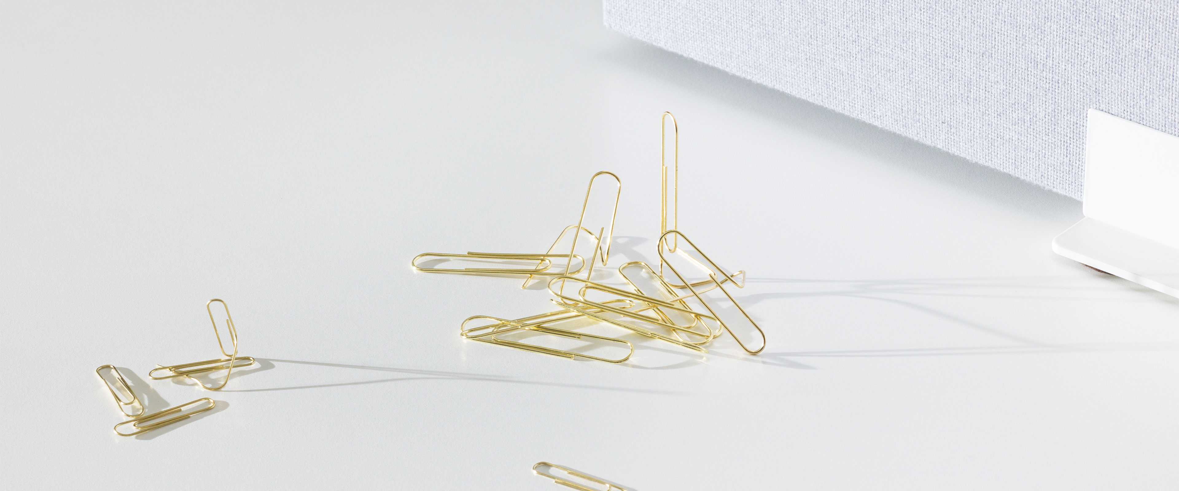 Paperclips and a table screen on a table