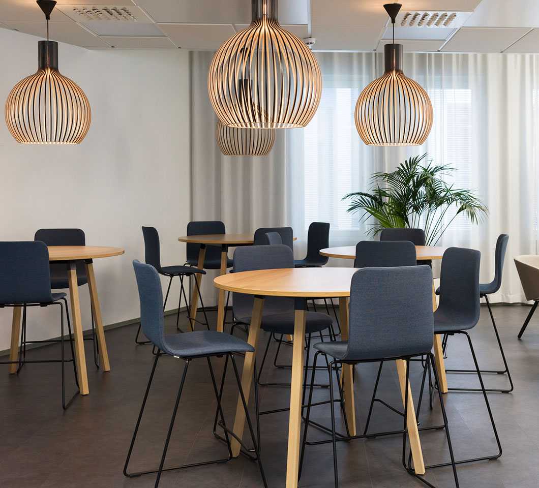 Sola-tuolit ja Alku-pöytä Alva-yhtiöiden uudessa toimitilassa