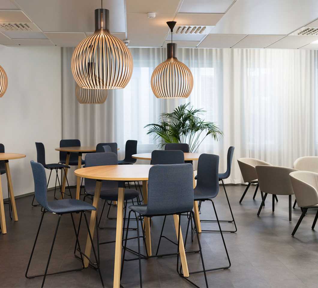 Sola-tuolit ja Alku-pöytä Alva-yhtiöiden uudessa toimitilassa