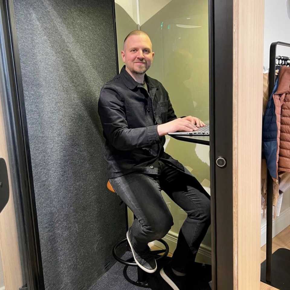 Christian Lippert i PodBooth-telefonkiosken på Martela Stockholm-kontoret