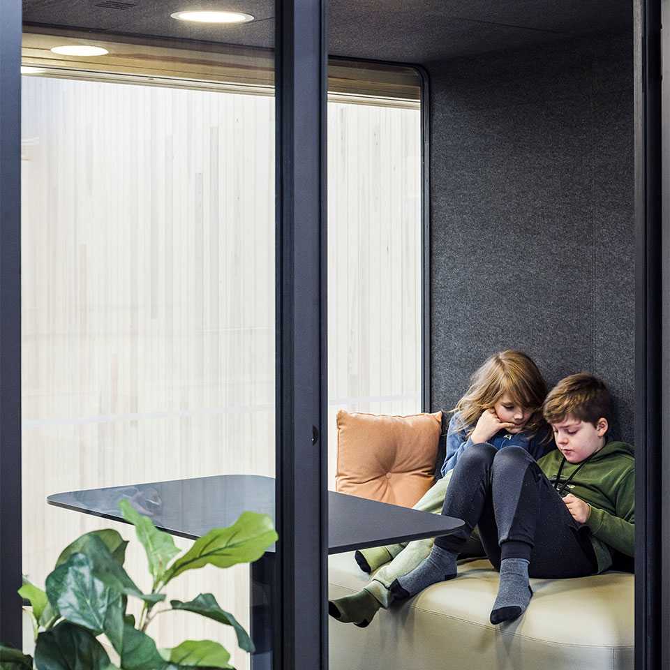Two pupils in a PodBooth Meeting