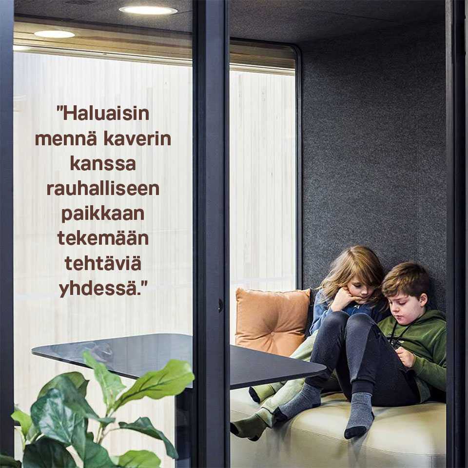 Kaksi oppilasta opiskelemassa PodBooth Meetingissä