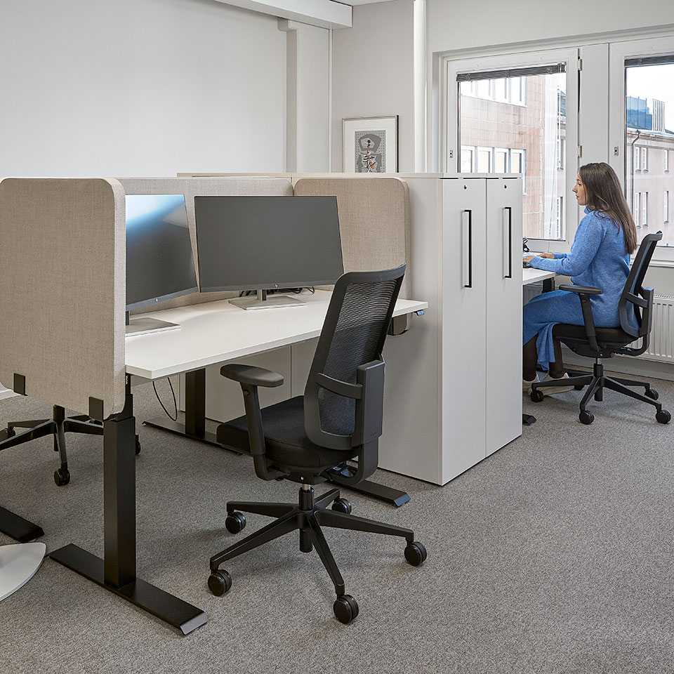 Round-cornered Face table screens at workstations